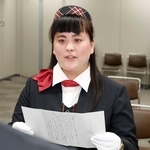 神姫バスの入社式で抱負を語る黒瀬采音さん＝姫路市西駅前町