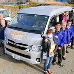 江川ふれあい号を運行する江川地区の住民たち＝佐用町豊福