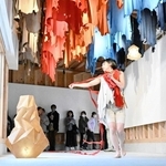 皮革にまつわる作品が展示された空間で、ダンスパフォーマンスを繰り広げる浅川奏瑛さん＝姫路市花田町高木