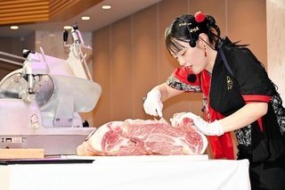 神戸ビーフを和服姿でさばく「和牛着物ブッチャー」渡辺麻莉夏さんのパフォーマンス＝姫路市駅前町