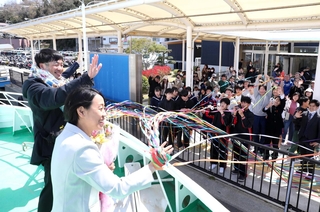 教え子らに見送られ、定期船で島を離れる教員たち＝姫路市家島町坊勢