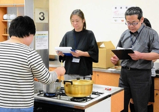 ２０２４年度の「そうめん茹でマイスター検定」実技試験の様子（県乾麺協同組合提供）