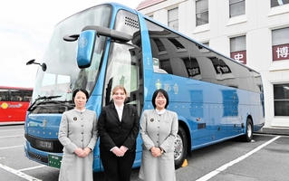 神姫バスが瀬戸内周遊のため定期的な運行を始めた特別車両「ゆいプリマ・オリビア」。アテンダントが同乗し、ラグジュアリーな移動を提供する＝岡山県倉敷市