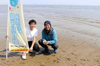 ８年ぶりに復活する潮干狩り場をＰＲする矢野卓也さん（左）と運営メンバーの河本州平さん＝姫路市白浜町丙