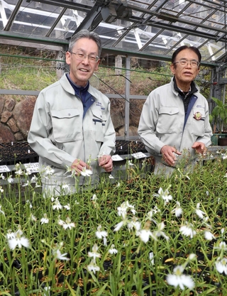 「木村賞」に選ばれた朝井健史副園長（左）と、前年に受賞した松本修二さん＝姫路市手柄、手柄山温室植物園