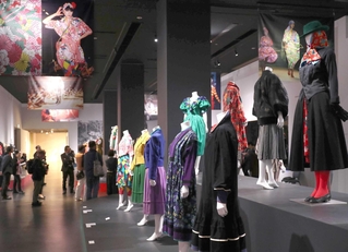 個性的なデザインの衣装が並ぶ会場＝姫路市立美術館（撮影・辰巳直之）