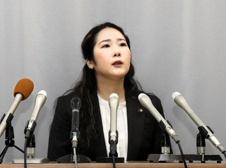 会見する高見千咲市議＝２１日午後、姫路市役所