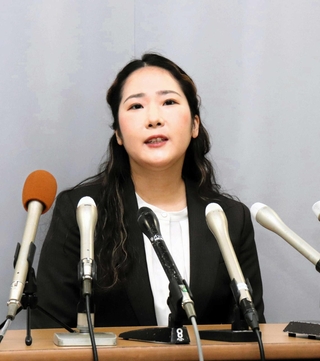 会見する高見千咲市議＝２１日午後、姫路市役所