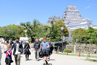 外国人の入城者数が２年連続で過去最多を更新した姫路城＝姫路市本町