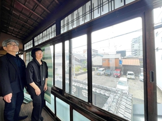 ２階を囲む大きなガラス窓。その昔は姫路城を望めたとみられる＝姫路市西新町