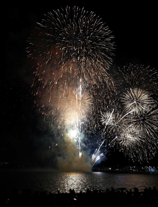 姫路の夜空を彩った花火＝２０２４年９月、姫路市飾磨区