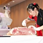 神戸ビーフを和服姿でさばく「和牛着物ブッチャー」渡辺麻莉夏さんのパフォーマンス＝姫路市駅前町