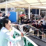 教え子らに見送られ、定期船で島を離れる教員たち＝姫路市家島町坊勢