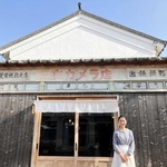 古民家カフェ「片岡家蔵　きなり」の店舗前で「ひょうごいいね！お店表彰」の大賞受賞を喜ぶ舘麻由さん＝姫路市網干区新在家
