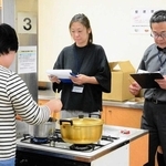 ２０２４年度の「そうめん茹でマイスター検定」実技試験の様子（県乾麺協同組合提供）