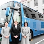 神姫バスが瀬戸内周遊のため定期的な運行を始めた特別車両「ゆいプリマ・オリビア」。アテンダントが同乗し、ラグジュアリーな移動を提供する＝岡山県倉敷市