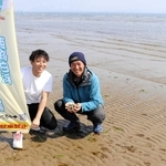 ８年ぶりに復活する潮干狩り場をＰＲする矢野卓也さん（左）と運営メンバーの河本州平さん＝姫路市白浜町丙