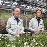 「木村賞」に選ばれた朝井健史副園長（左）と、前年に受賞した松本修二さん＝姫路市手柄、手柄山温室植物園
