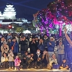 昨年11月、ライトアップされた大手前通りであった歩行者天国。今回は色とりどりの衣装を着たコスプレイヤーが加わる＝姫路市本町