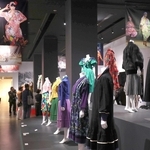 個性的なデザインの衣装が並ぶ会場＝姫路市立美術館（撮影・辰巳直之）