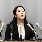 会見する高見千咲市議＝２１日午後、姫路市役所
