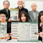 香寺高校の放送部員（前列）が音声解説を担当した、香寺町の歴史を紹介するパンフレット＝香寺高校