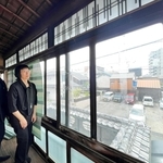 ２階を囲む大きなガラス窓。その昔は姫路城を望めたとみられる＝姫路市西新町