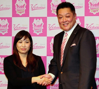 ２０１６年１１月、ヴィクトリーナ姫路のゼネラルマネジャー就任が決まり、監督の竹下佳江（左）と握手を交わす真鍋政義＝姫路市内