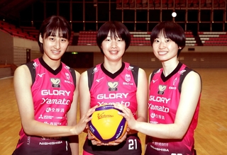 今春に高校を卒業し、ヴィクトリーナ姫路に加入した（左から）秋本美空、矢田和香、河俣心海＝姫路市西延末のヴィクトリーナ・ウインク体育館（撮影・辰巳直之）