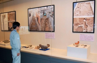 姫路市内で出土した土器や瓦が並ぶ発掘調査展＝同市埋蔵文化財センター