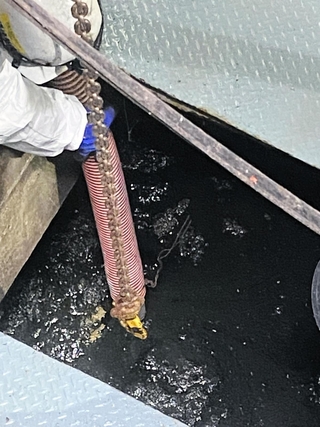 東部析水苑に流入した重油とみられる液体（姫路市提供）
