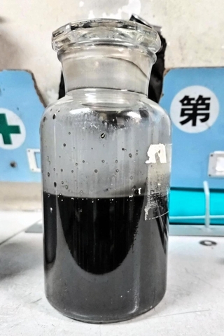 東部析水苑に流入した重油とみられる液体（姫路市提供）