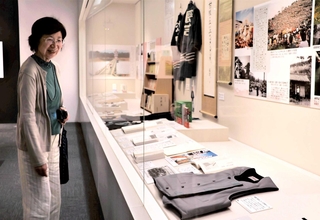 展示された車谷長吉さんの遺品を眺める妻の高橋順子さん＝姫路文学館