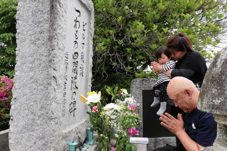 旧日本陸軍「四間隊」の戦死者を悼む参列者＝名古山霊苑