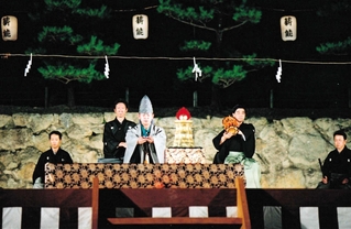 ２００６年８月４日、「第３６回姫路城薪能」で上演された「舎利」の一場面＝姫路城三の丸広場（提供）
