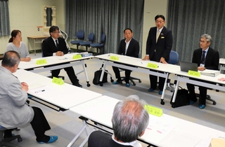 谷内、谷外小学校の統合について意見を交わす出席者＝谷内小学校