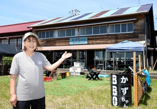今夏に「海の家かずちゃん」のオープンを目指す百田和子さん＝姫路市白浜町丙
