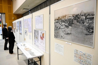 姫路で２度あった大空襲をテーマに、焼け野原になった街の写真や絵、史料が展示されている＝姫路市平和資料館