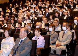 結婚５０年を迎え、式典に出席した夫婦ら＝姫路市神屋町のアクリエひめじ（撮影・辰巳直之）