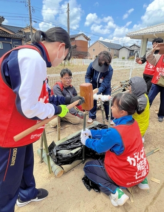 能登半島地震の被災地ボランティアに取り組んだ姫路商業高校の生徒ら＝石川県七尾市（同校提供）