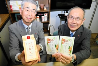 植物由来の原料のみを使ったうどんだしを開発した前川隆嗣社長（左）と渡辺敏明副学長＝姫路市土山６
