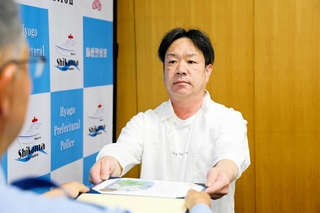 水難救助に貢献したとして、のじぎく賞を受けた広野司さん＝飾磨署