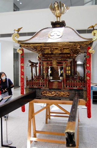 ロビーに展示される石川県輪島市の若宮八幡神社のみこし＝兵庫県立歴史博物館