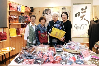 「ぎゃらりー咲」の１周年イベントを手がける（左から）山崎里美さん、水野真佐子さん、中村シゲ子さん、丸尾恵美子さん＝姫路市書写