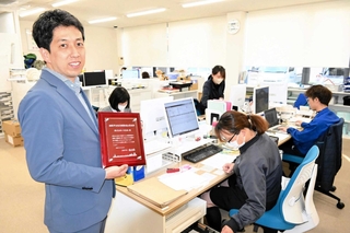 女性活躍推進企業として姫路市に表彰された「日東社」の大西潤専務取締役（左）＝姫路市東山