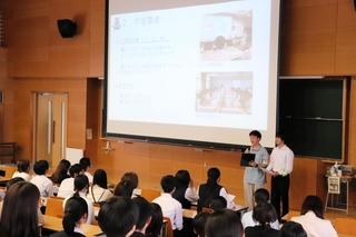 姫路西高校の学校生活について説明する生徒会のメンバー＝姫路市北八代２