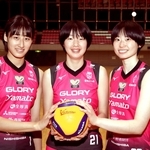今春に高校を卒業し、ヴィクトリーナ姫路に加入した（左から）秋本美空、矢田和香、河俣心海＝姫路市西延末のヴィクトリーナ・ウインク体育館（撮影・辰巳直之）