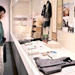 展示された車谷長吉さんの遺品を眺める妻の高橋順子さん＝姫路文学館
