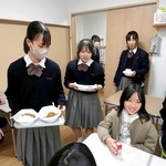 「子ども食堂」で配膳を手伝う網干高校の生徒（奥）ら＝姫路市網干区和久