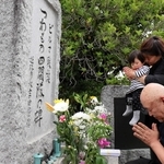 旧日本陸軍「四間隊」の戦死者を悼む参列者＝名古山霊苑